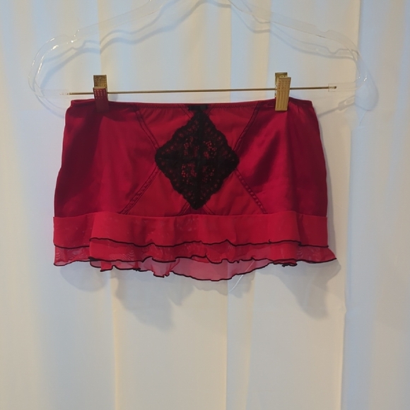 Elegant Red Satin Skirt with Black Lace Accent - Picture 1 of 4